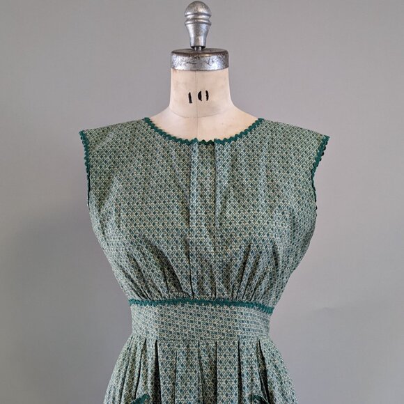 Vintage 1960s Apron Dress with Diamond and Flower Pattern Size Small - Picture 4 of 8